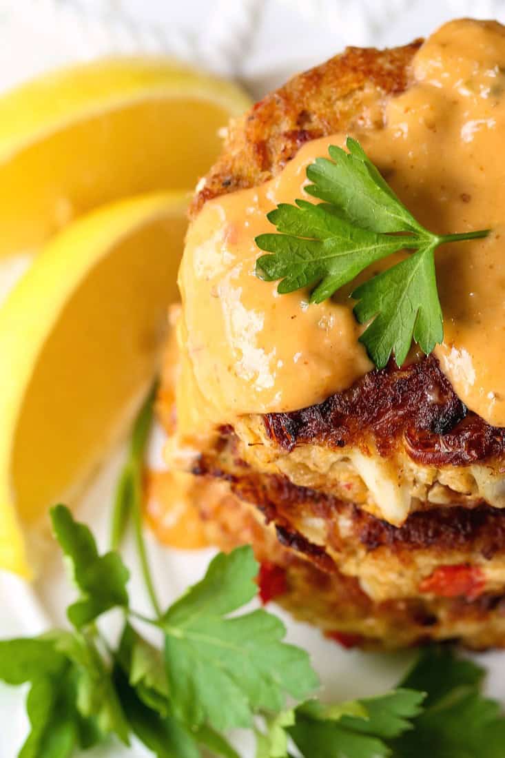 crab cakes with remoulade sauce and sliced lemons