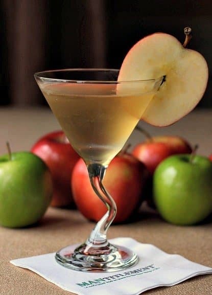 maple apple martini with an apple slice for garnish