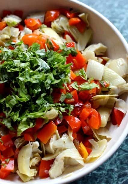 artichoke and tomato salad mixture