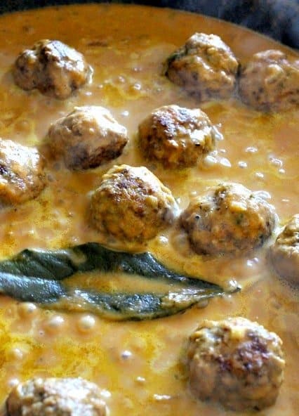 Spaghetti and Meatball Cups with Pumpkin Sauce are super fun for the holidays! We love serving these for Thanksgiving appetizers! Spaghetti and Meatball Cups with Pumpkin Sauce