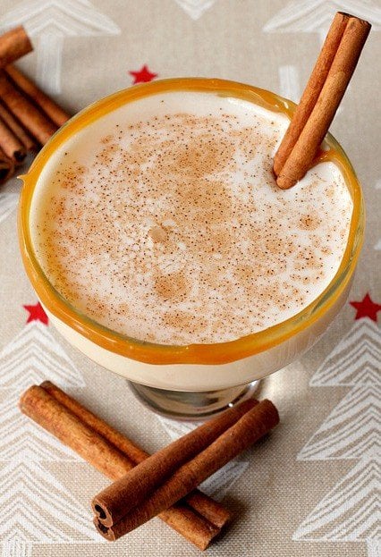 Un Eggnog Cocktail è fatto con zabaione, amaretto e vodka, poi guarnito con caramello e cannella.