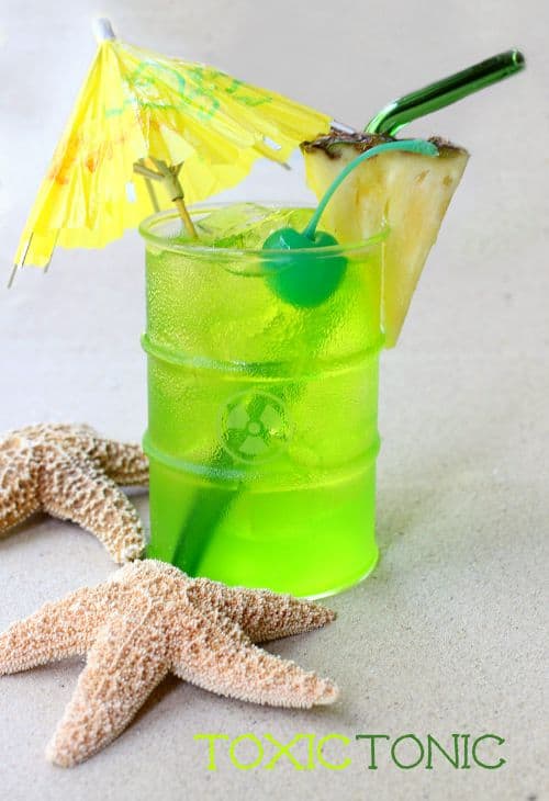 These Pineapple Midori Cocktails are fun, tropical, strong and boozy at the same time! Whip up a few of these drinks at your next party! toxic-tonic-hero