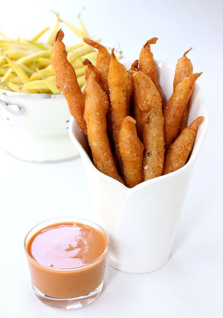 These crispy, Beer Battered Green Beans are a party favorite! Fried green beans in a light beer batter, dipped in a creamy barbecue sauce! Beer Battered Green Beans featured