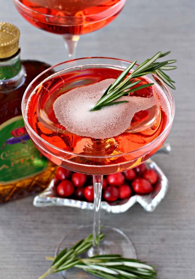 These Easy Thanksgiving Cocktails are going to be perfect for your Thanksgiving gathering! There's a drink recipe on here for everyone! Cranberry Whiskey Sparkler | Easy Champagne Holiday Cocktail Recipe