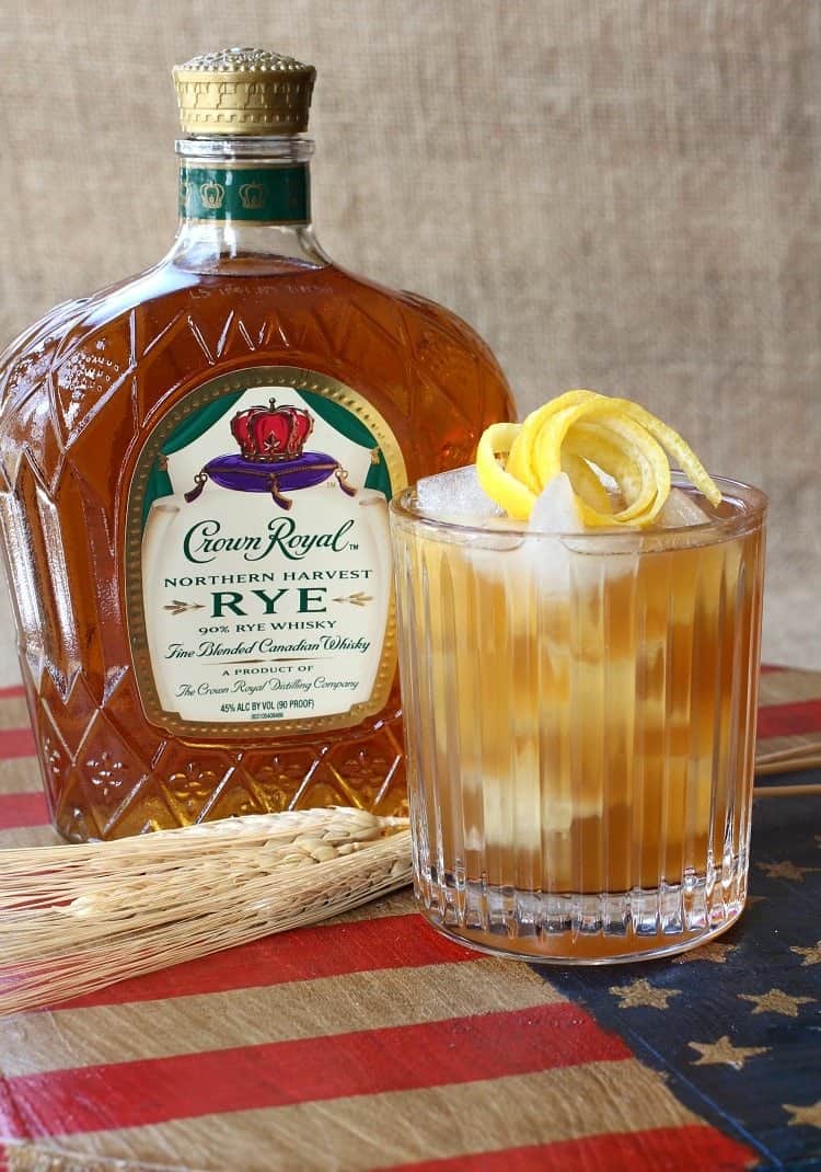 This Gold Rush Cocktail is heading your way for happy hour! Fresh lemon juice and a touch of honey go perfectly in this rye whiskey drink! sweet-sour-rye-feature