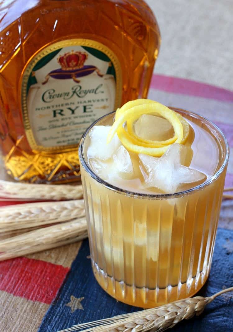 This Gold Rush Cocktail is heading your way for happy hour! Fresh lemon juice and a touch of honey go perfectly in this rye whiskey drink! sweet-sour-rye-top