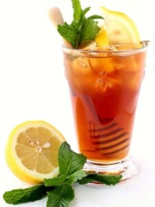 iced tea with vodka and lemon slices