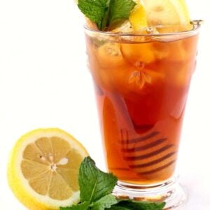 iced tea with vodka and lemon slices