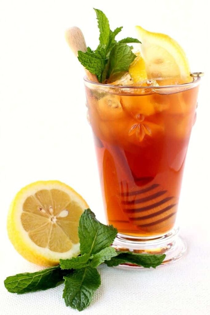 iced tea with vodka and lemon slices