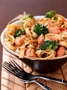 This Quick Salmon Noodle Bowl is a healthy weeknight dinner idea!