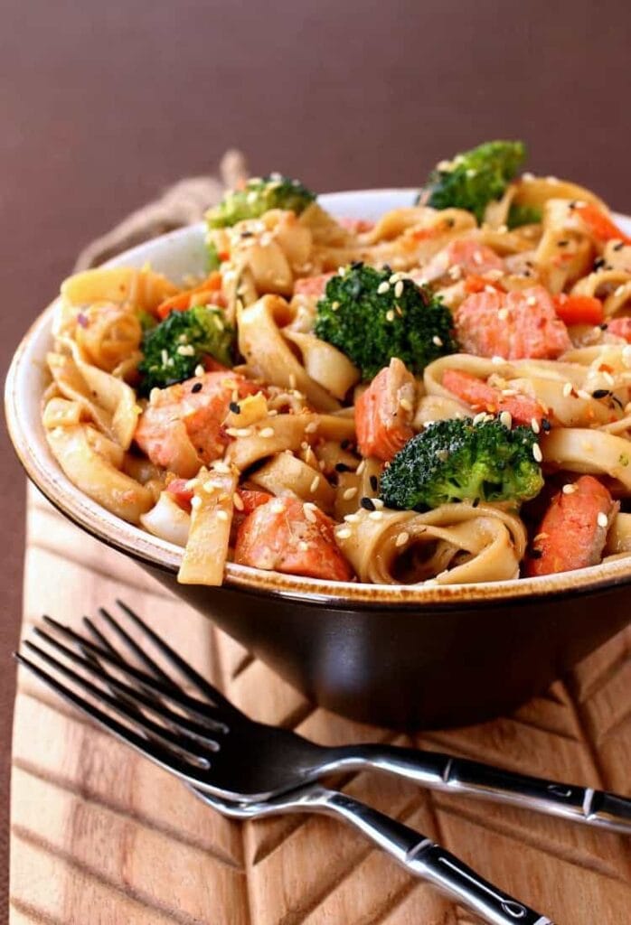 This Quick Salmon Noodle Bowl is a healthy weeknight dinner idea!