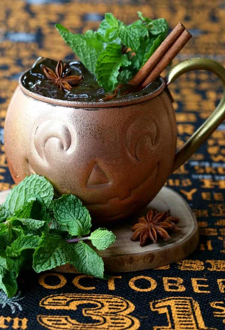 This Pumpkin Moscow Mule is a fun cocktail recipe for your fall festivities! A crisp, cool and refreshing cocktail to sip on warm fall days! Pumpkin Moscow Mule | Halloween Cocktail Recipe (Fun Halloween Treat)