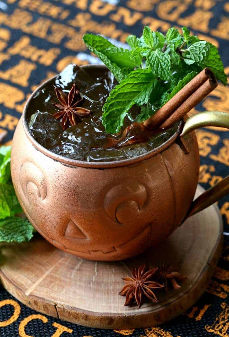 This Pumpkin Moscow Mule is a fun cocktail recipe for your fall festivities! A crisp, cool and refreshing cocktail to sip on warm fall days! Pumpkin Moscow Mule | Halloween Cocktail Recipe (Fun Halloween Treat)