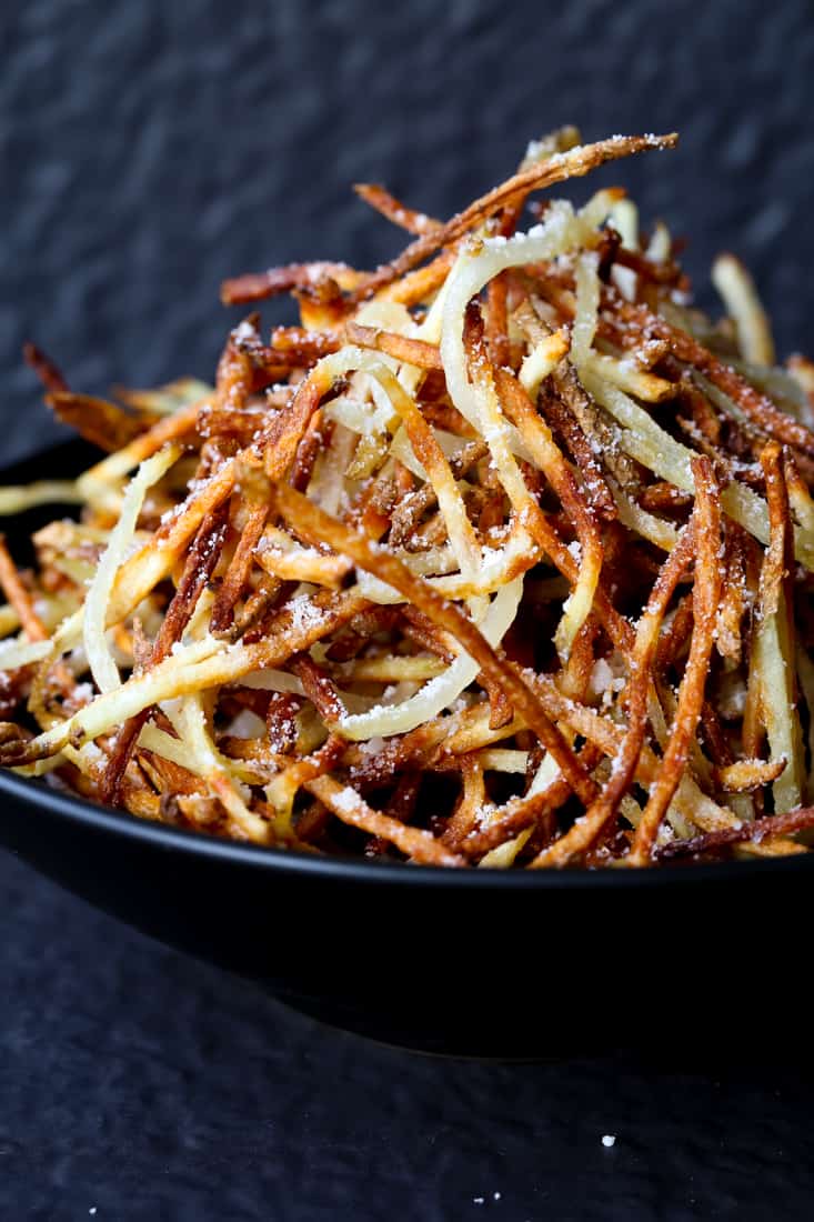 Shoestring French Fries to przepis na frytki, który jest wykonany na trzy sposoby, są one wykonane w frytkownicy powietrznej's made three ways, these are made in an air fryer