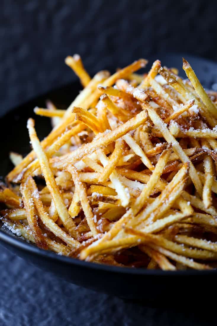 Hjemmelaget Shoestring pommes Frites er en fransk yngel oppskrift som er gjort tre måter, disse er fritert's made three ways, these are deep fried