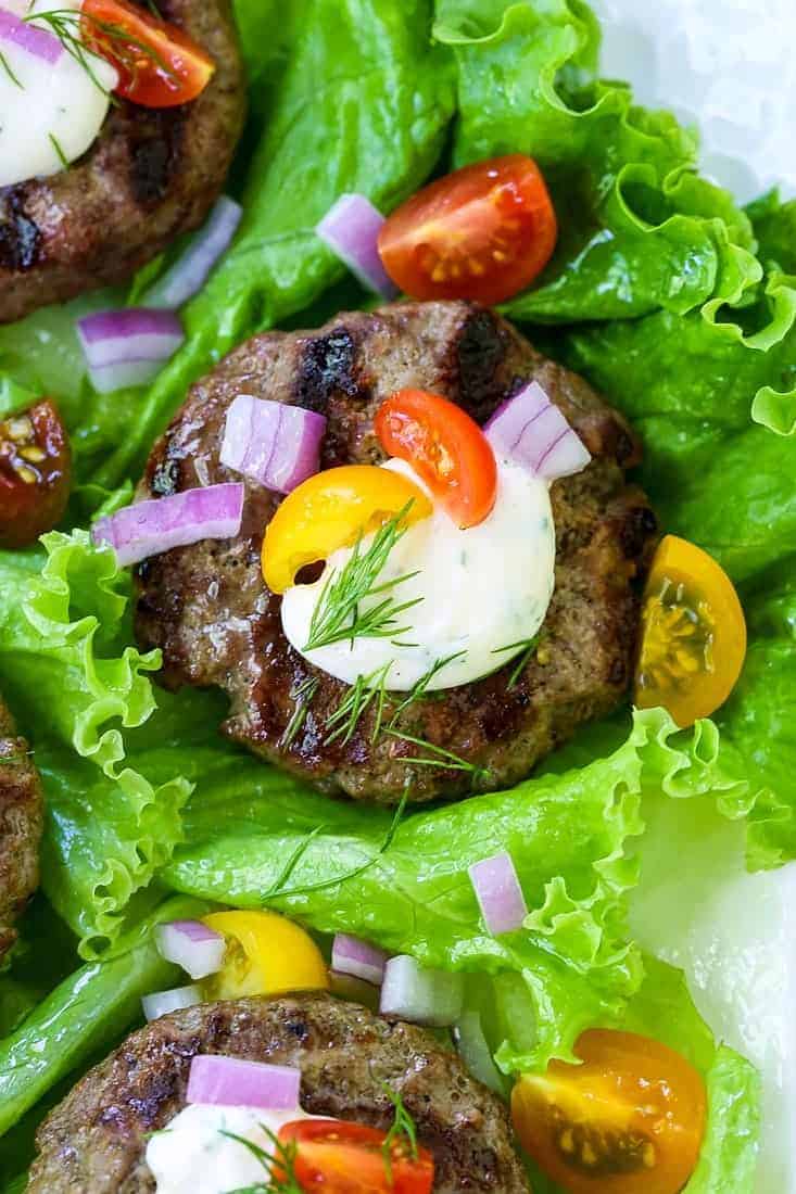 Los rollitos de hamburguesa son una receta de cena baja en carbohidratos