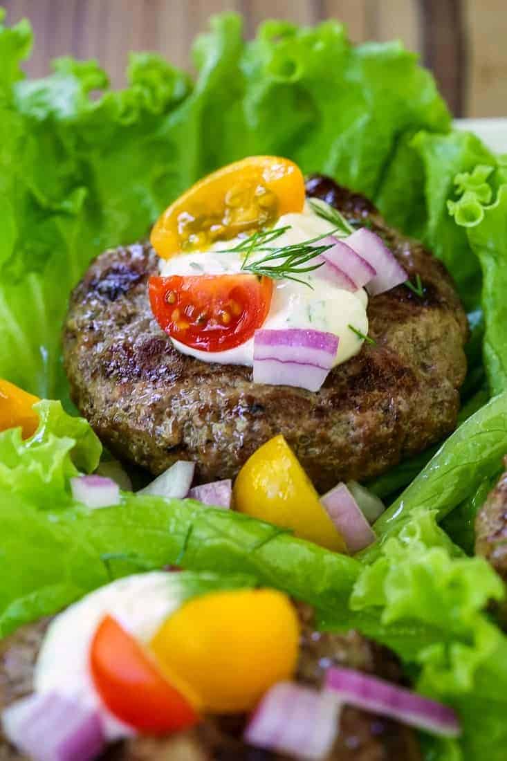 Los wraps de lechuga para hamburguesa son una receta de cena baja en carbohidratos hecha con carne de vacuno