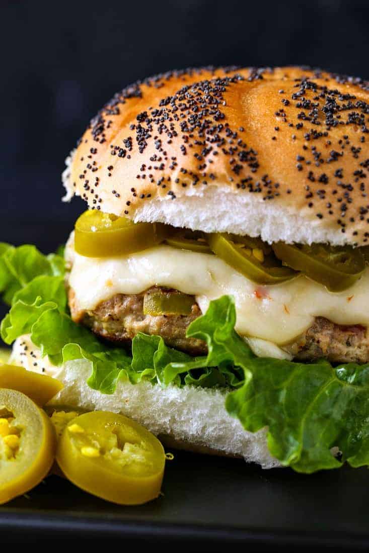 Jalapeño Truthahn Burger sind mild würzig und mit Pfeffer Jack Käse gekrönt