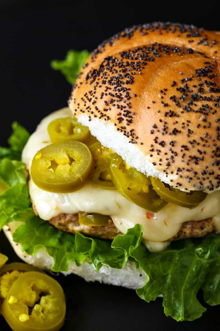 recept na krůtí hamburger se sýrem a nakládanými jalapeños