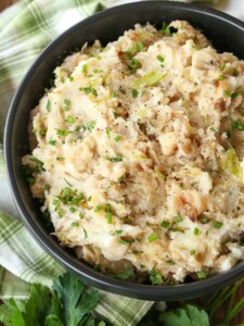 Colcannon in a black bowl with napkin