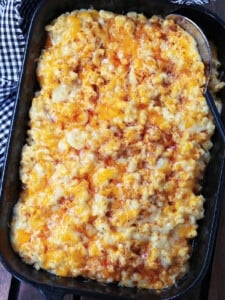 baked macaroni and cheese casserole in black dish