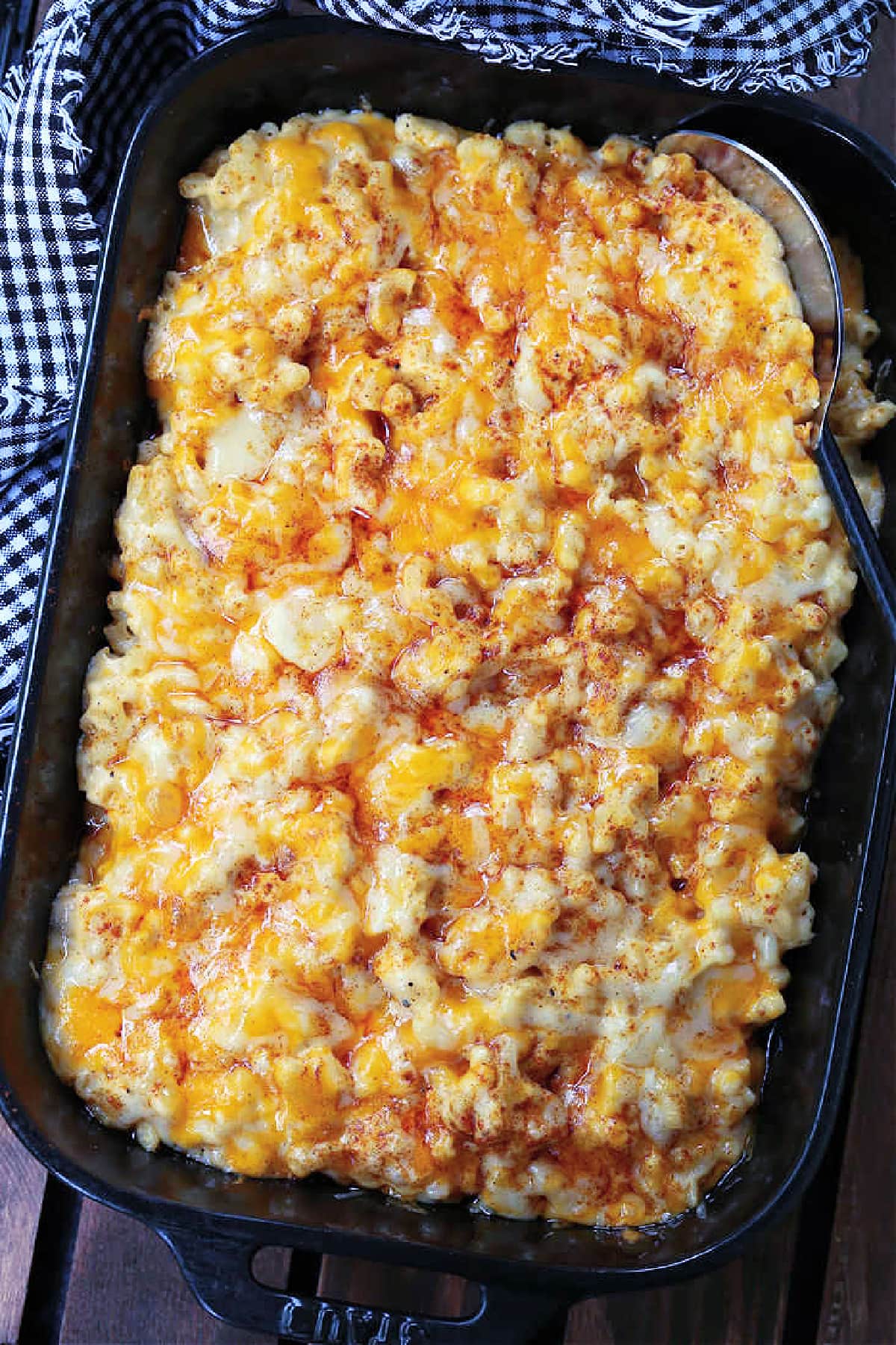 baked macaroni and cheese casserole in black dish