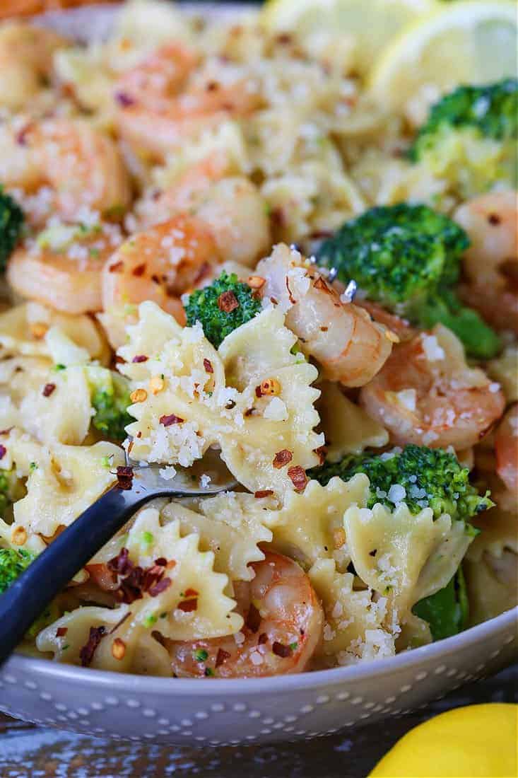 Shrimp and Broccoli Pasta has the most delicious, lemon cream sauce that coats every bit of pasta! A light pasta dinner that everyone loves! shrimp and brocoli pasta recipe with lemon cream sauce