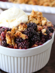 blackberry crisp dessert in bowl