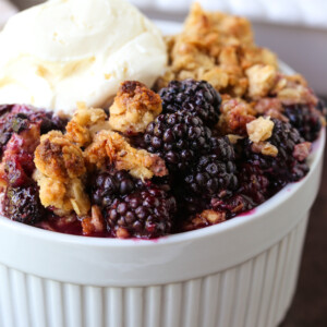blackberry crisp dessert in bowl