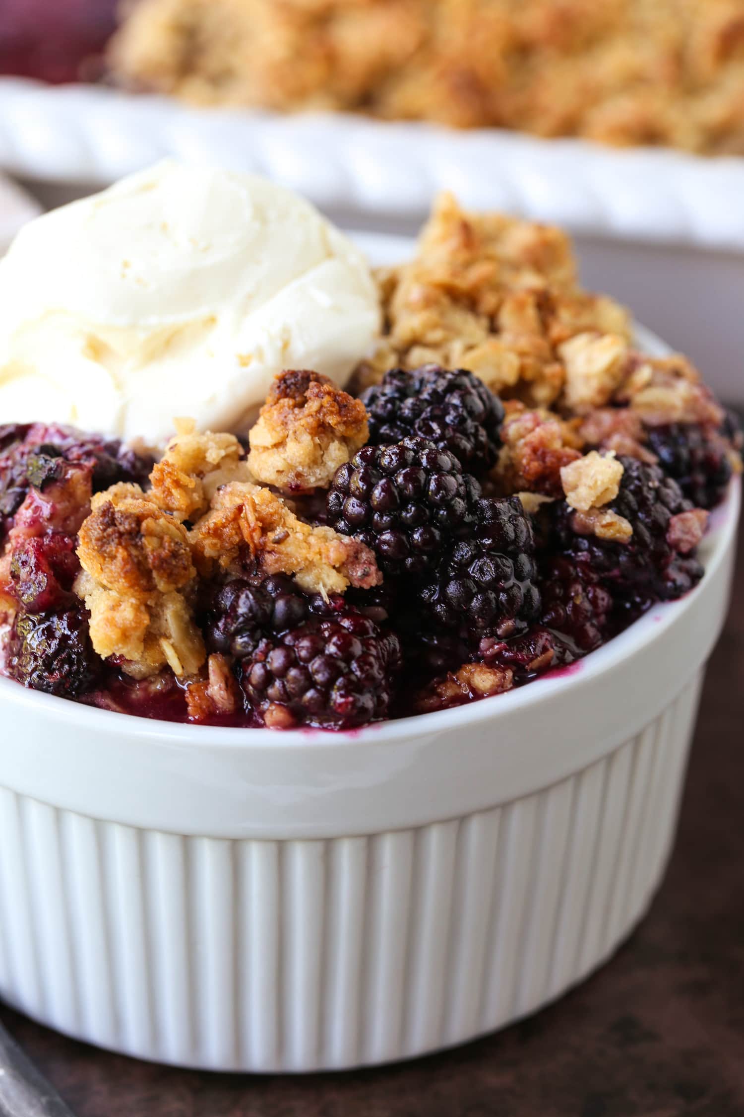blackberry crisp dessert in bowl