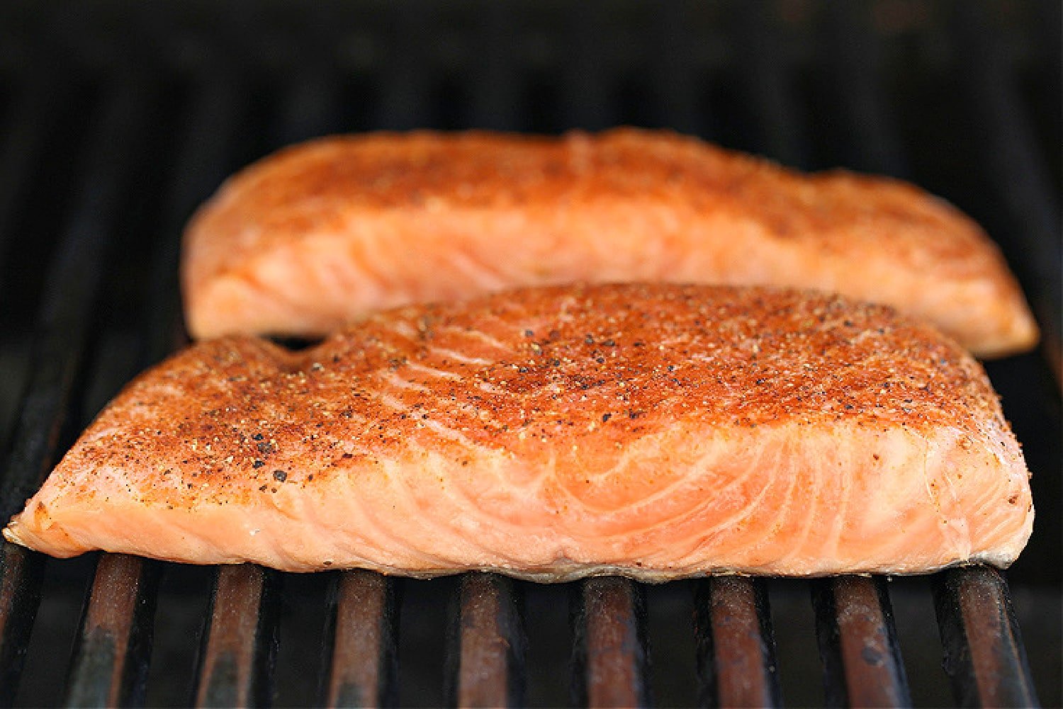 This Easy Grilled Salmon Recipe is the perfect summer dinner! A healthy seafood meal that you can have on the table in 15 minutes! salmon filets on grill