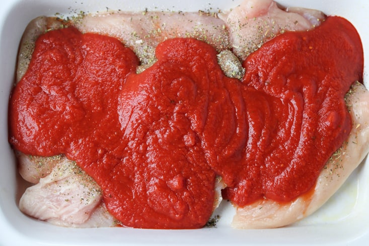 Chicken breasts with marinara sauce in a slow cooker