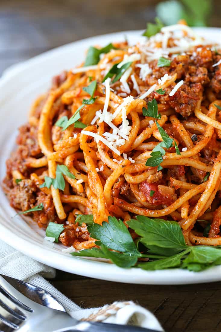 Spaghetti recipe with ground beef on a pate