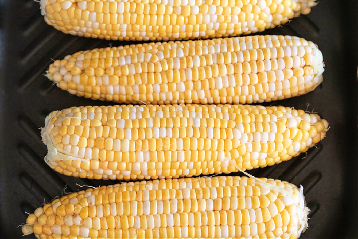 raw corn on the cob on grill pan