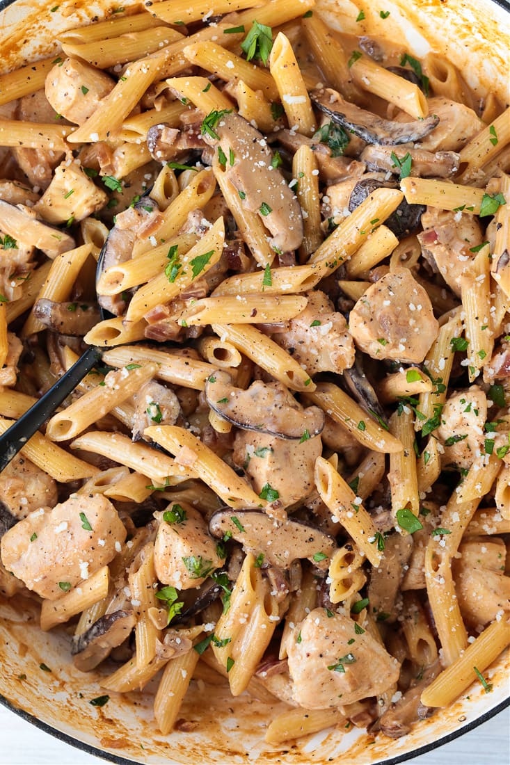 A pot full of pasta da vinci with mushrooms and chicken
