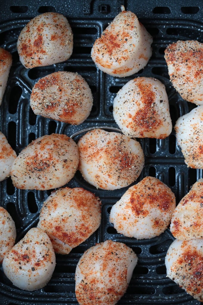 seasoned scallops in an air fryer