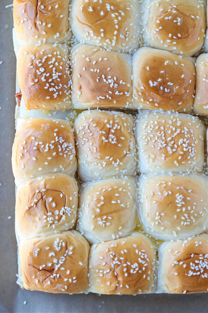 slider buns with sesame seeds on top