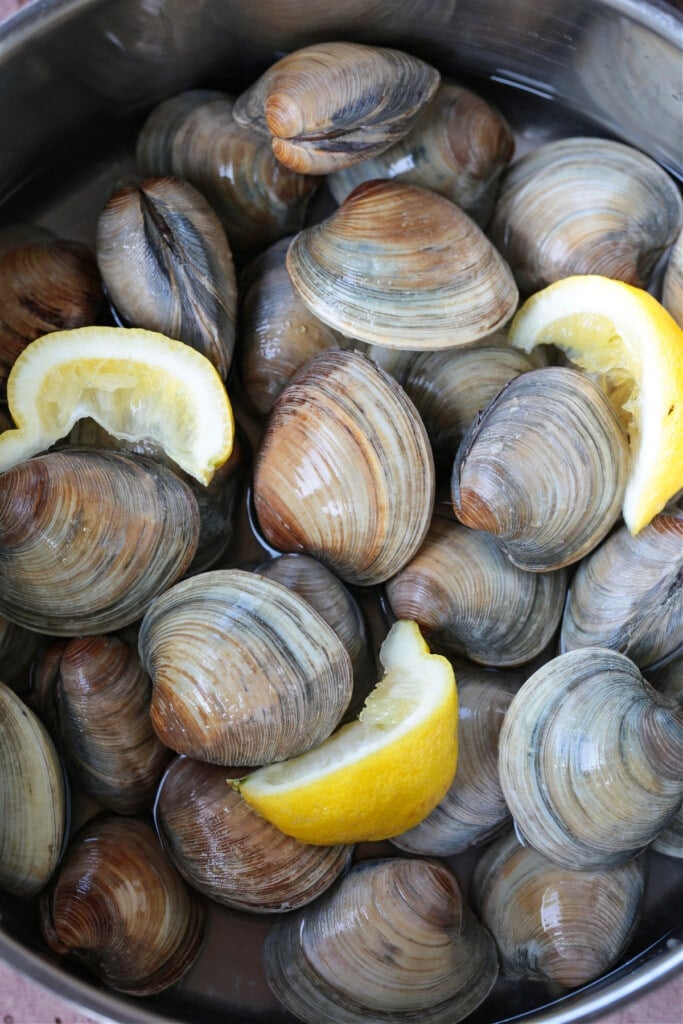 clams in pot with lemons