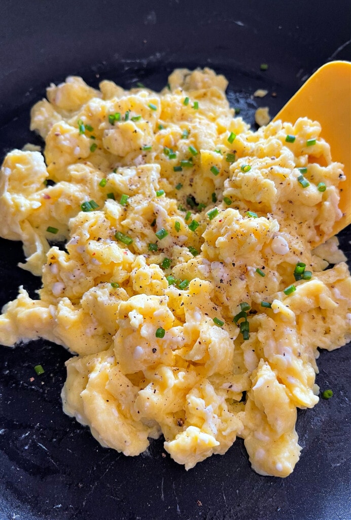 scrambled eggs in pan with chives