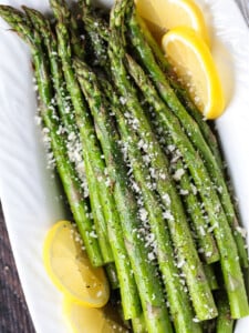 asparagus on platter with lemon slices