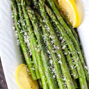 asparagus on platter with lemon slices