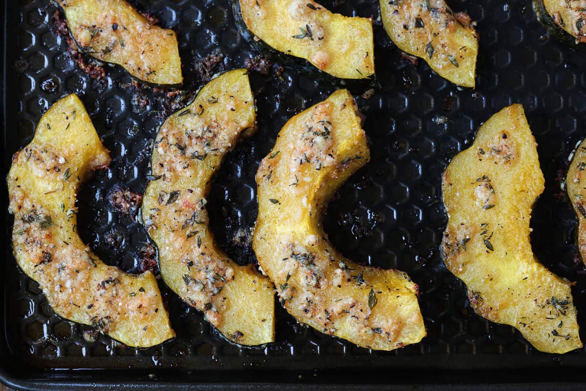 Roasted Parmesan Acorn Squash is so easy to make! Nutty parmesan cheese with fresh thyme is hands down a winning flavor combination. roasted slices of acorn squash with herbs and cheese
